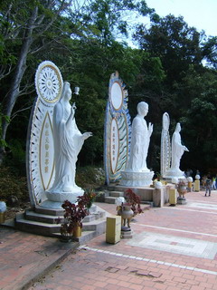 Вьетнам, Фантьет, гора Таку. Буддийские святые (фото)