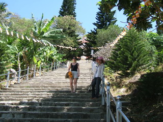 Вьетнам, Фантьет. По лестнице возвращаемся к фуникулеру и покидаем священную гору Таку (фото)